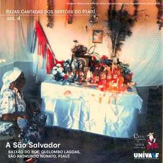 Mesa santa de oração a São Salvador. Imagens de santos católicos e santos de terreiro, várias velas acesas e tons de vermelho sobrepostos. Imagem criativamente alterada.